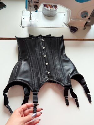 Czarny gorset pod biust ze skóry naturalnej ze stałymi podwiązkami do pończoch