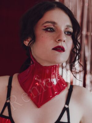 Gorset na szyję zapinany ze sztucznej lakierowanej skóry