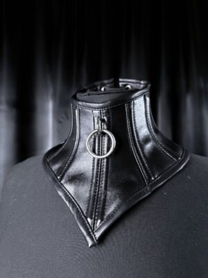 Gorset na szyję z matowej sztucznej skóry z kółkiem