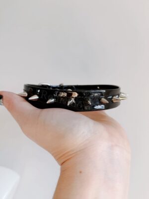 Choker z wegańskiej lakierowanej CZARNEJ skóry z srebrnymi kolcami