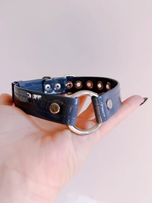 Choker z wegańskiej lakierowanej SZAREJ skóry z srebrnym kółkiem