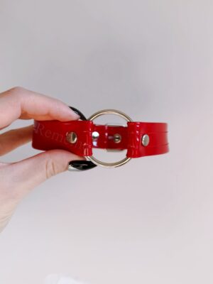 Choker z wegańskiej lakierowanej CZERWONEJ skóry z srebrnym kółkiem