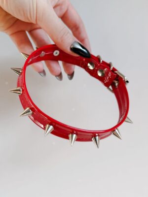 Choker z wegańskiej lakierowanej CZERWONEJ skóry z srebrnymi kolcami