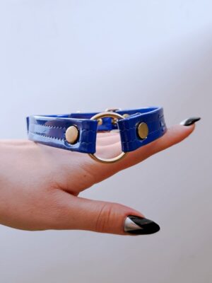 Choker z wegańskiej lakierowanej NIEBIESKIEJ skóry z złotym kółkiem