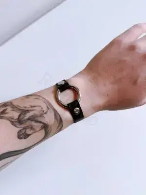 Opaski - bransoletki z miękkiej czarnej skóry z kółkami